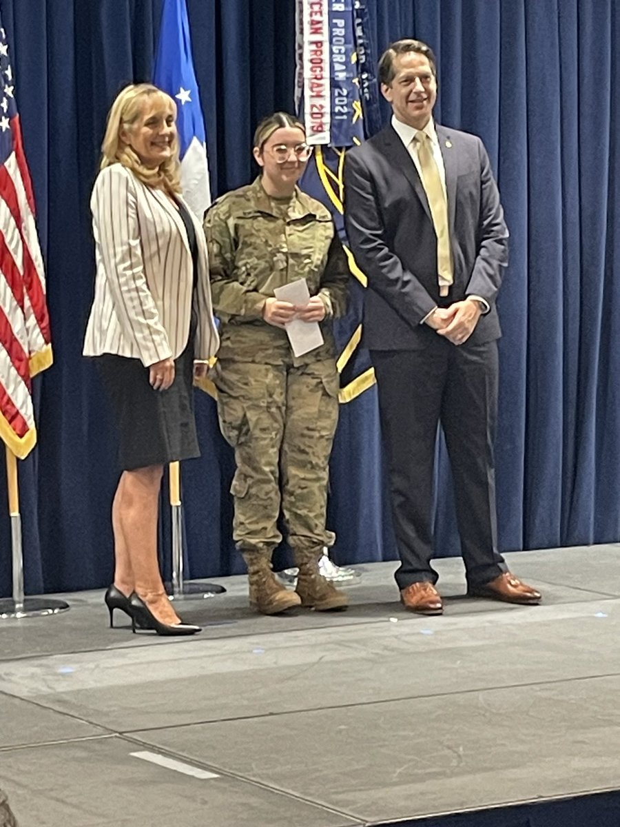Thank you #AFCEA LA! Yesterday, CDT Bonomo, a Civil Eng major at @CalStateLA was one of several cadets presented with a $2000 scholarship by Joy White, Exec Dir for Space Systems Command. #bruinbn #beallyoucanbe #cadetsofthewest #leadershipexcellence #leadersmadeheresince1920