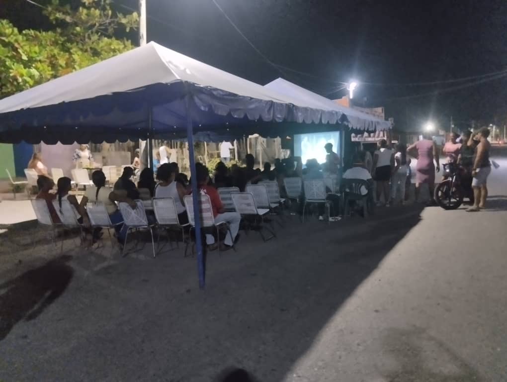 Ya en la comunidad de Palma Sola sector el boulevar la playa del Municipio Juan José Mora estamos activos para la proyección en vivo del mejor programa de los miércoles <a href="/ConElMazoDando/">Con el Mazo Dando</a> <a href="/AnitaChinsMonts/">Anita Montes♥</a> <a href="/avilaelguerrero/">Jose Avila</a> <a href="/dcabellor/">Diosdado Cabello R</a> <a href="/Eilemspsuv/">𝕰𝖎𝖑𝖊𝖒𝖘</a> <a href="/NicolasMaduro/">Nicolás Maduro</a>