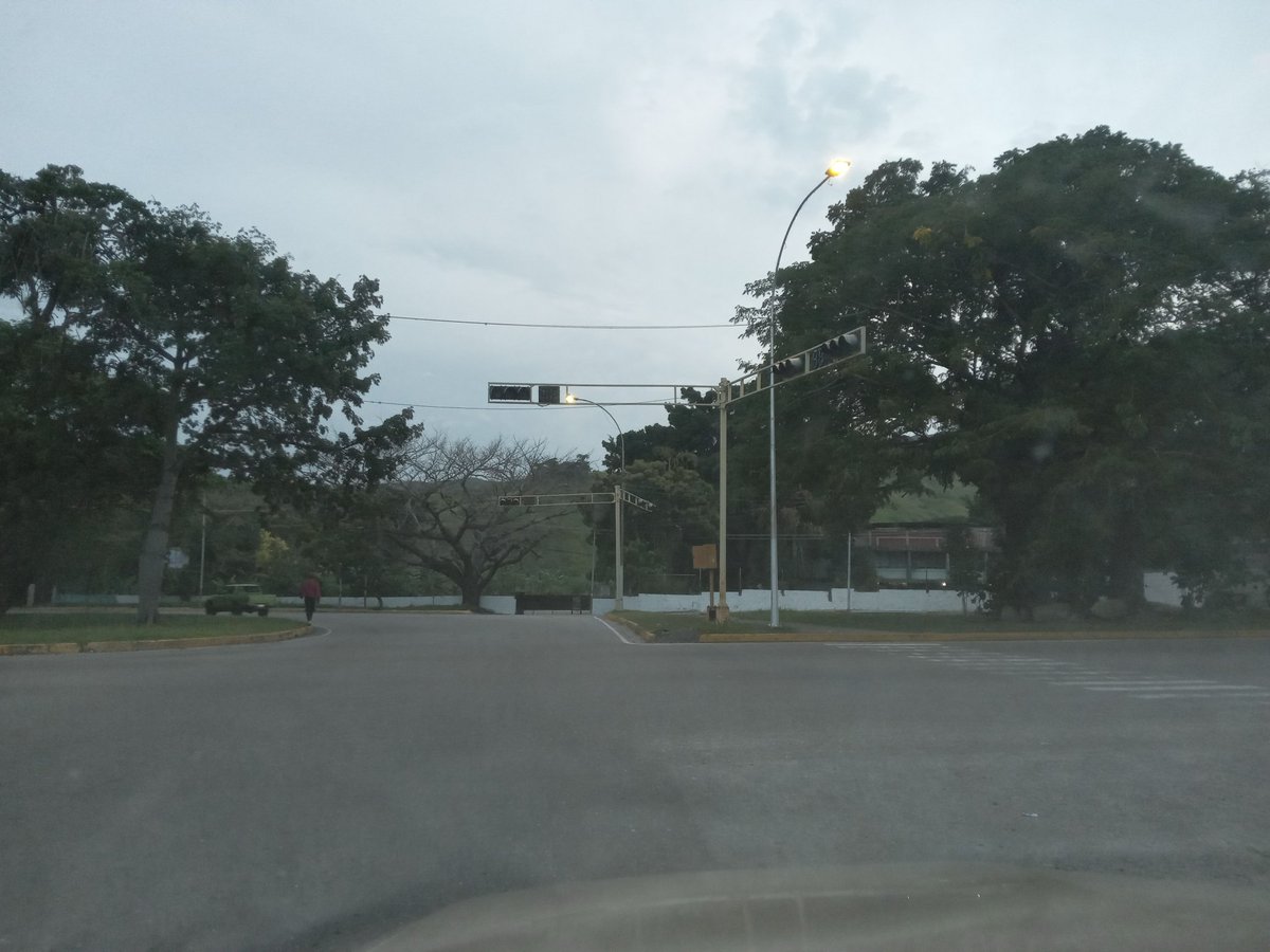egdys's tweet photo. @LimonActivo @Soykarinacarpio 
Buenas noches,  así se encuentra el semáforo de la Av Universidad, El Limón (donde está el torreón), ya hoy tiene una semana así. https://t.co/3k8nvYGiod
