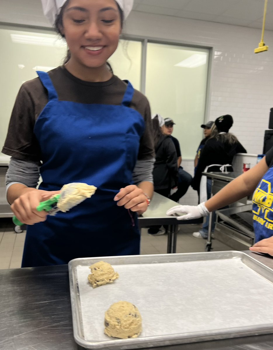 CulinaryMilby's tweet photo. Juniors and Seniors @CulinaryMilby continue to practice new recipes for the Buffalo Diner #honemade #cookies #flan and #cakebrownies #bakinglab https://t.co/a4ATTDgSvk