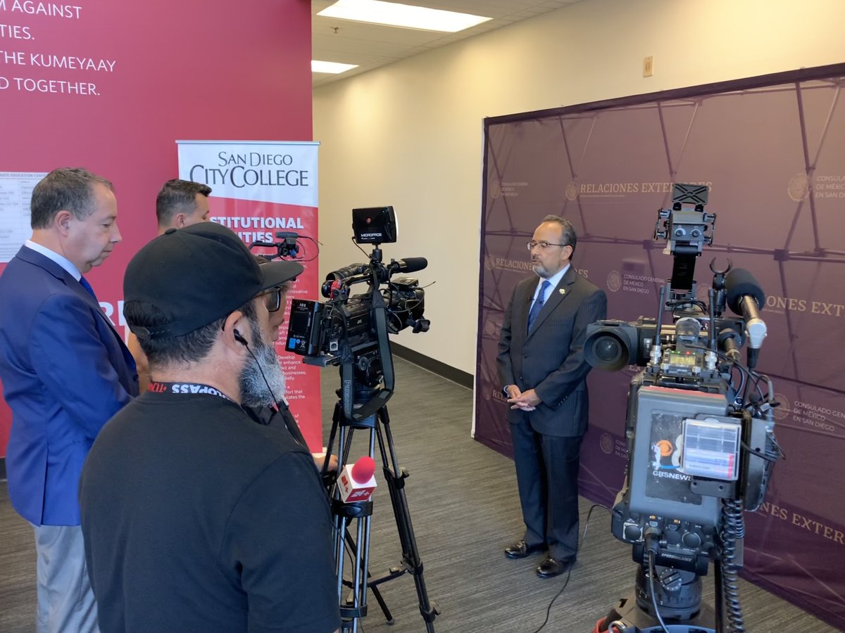 colibrimx1's tweet photo. Congratulations to the 2023 @colibrimx1 Scholars! 🙌🎉 MAAC &amp; the @ConsulMexSdi held an award ceremony for the 83 scholarship recipients &amp; their families. We are honored to have celebrated their incredible accomplishment, &amp; be part of their college journey. #ColibriMXScholarship https://t.co/xnw6KnXPGO