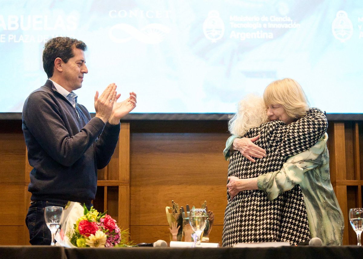 Junto a Estela de Carlotto reconocimos a Mary Claire King, creadora del Índice de Abuelidad que permite establecer el parentesco entre abuelas y nietos. De 137 casos resueltos, 84 nietos recuperaron su identidad gracias a este aporte científico y al Banco de Datos Genéticos.