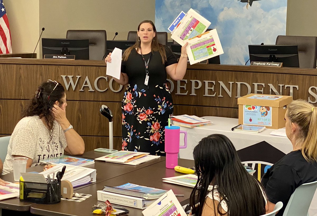 gwenj71's tweet photo. Developing Talkers is a curriculum supplement that is evidence-based with practices to boost children’s oral language skills and conceptual knowledge.
@WacoISD PreK teachers after school PD today. @KristenLeigh03
#buildexploreplaydream 🦺🚧⚒️🧰
@CLIEngage https://t.co/E4lUJDZEja