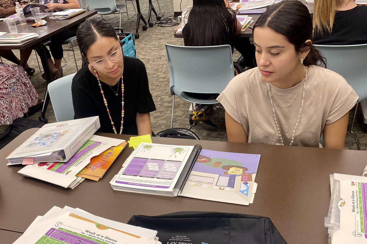 gwenj71's tweet photo. Developing Talkers is a curriculum supplement that is evidence-based with practices to boost children’s oral language skills and conceptual knowledge.
@WacoISD PreK teachers after school PD today. @KristenLeigh03
#buildexploreplaydream 🦺🚧⚒️🧰
@CLIEngage https://t.co/E4lUJDZEja