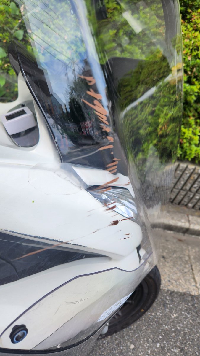 Boo_nikulove's tweet photo. 9月20日深夜から21日朝にかけて
江東区南砂でバイクの屋根盗まれました。
右側に茶色の擦った跡があります。
警察にはこれから届けだします。
 #拡散希望 
#ルーフシールド
#盗難
#江東区
#南砂
#PCX https://t.co/pDdLRkUjPh