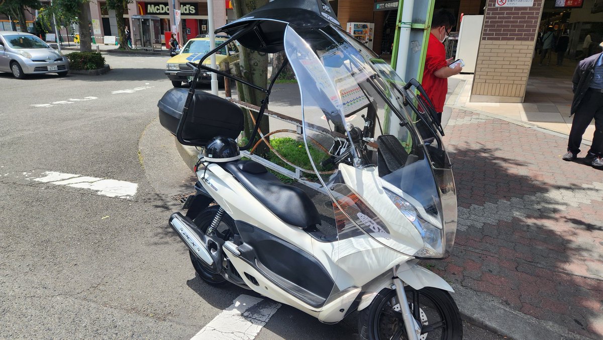 Boo_nikulove's tweet photo. 9月20日深夜から21日朝にかけて
江東区南砂でバイクの屋根盗まれました。
右側に茶色の擦った跡があります。
警察にはこれから届けだします。
 #拡散希望 
#ルーフシールド
#盗難
#江東区
#南砂
#PCX https://t.co/pDdLRkUjPh