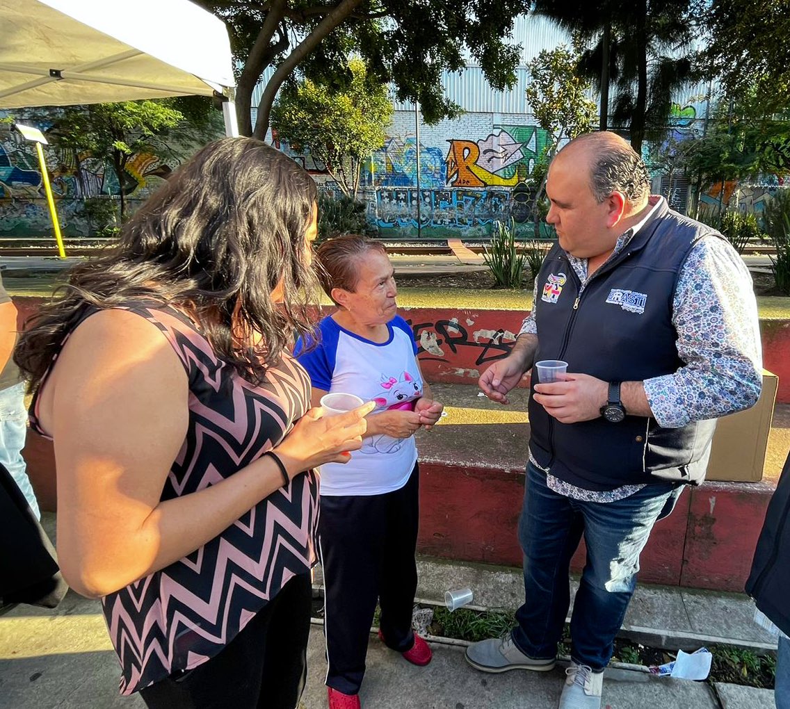 mikeerrasti's tweet photo. Gracias por la invitación al #ConvivioPatrio de los vecin@s de la Col. Anáhuac Dos Lagos en la @AlcaldiaMHmx 
#HaciendoComunidad 
#MarcandoLaDiferencia
 #VaXMH https://t.co/0KgcywuhrV