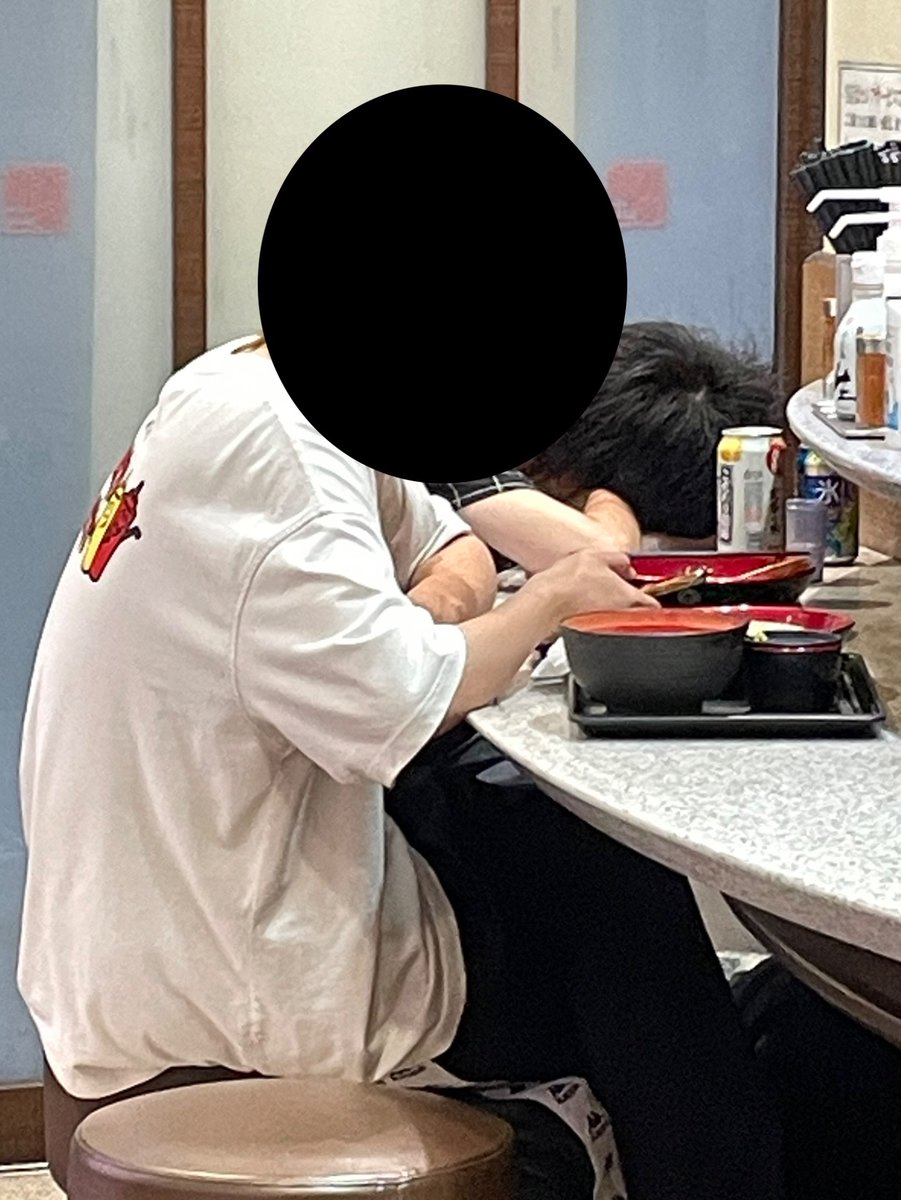 netatobatu's tweet photo. 深夜、某そば屋のカウンターで持ち込んだ酒を飲み寝入ってしまう若者。 https://t.co/16GmFuqh4s