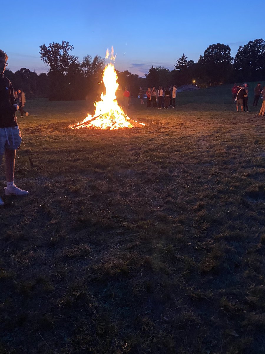 Both teams had a fun match today at Lake celebrating all of the seniors! Our Spartans rushed back to enjoy the homecoming bonfire! #SpartanPride #Golf ❤️🩶⛳️