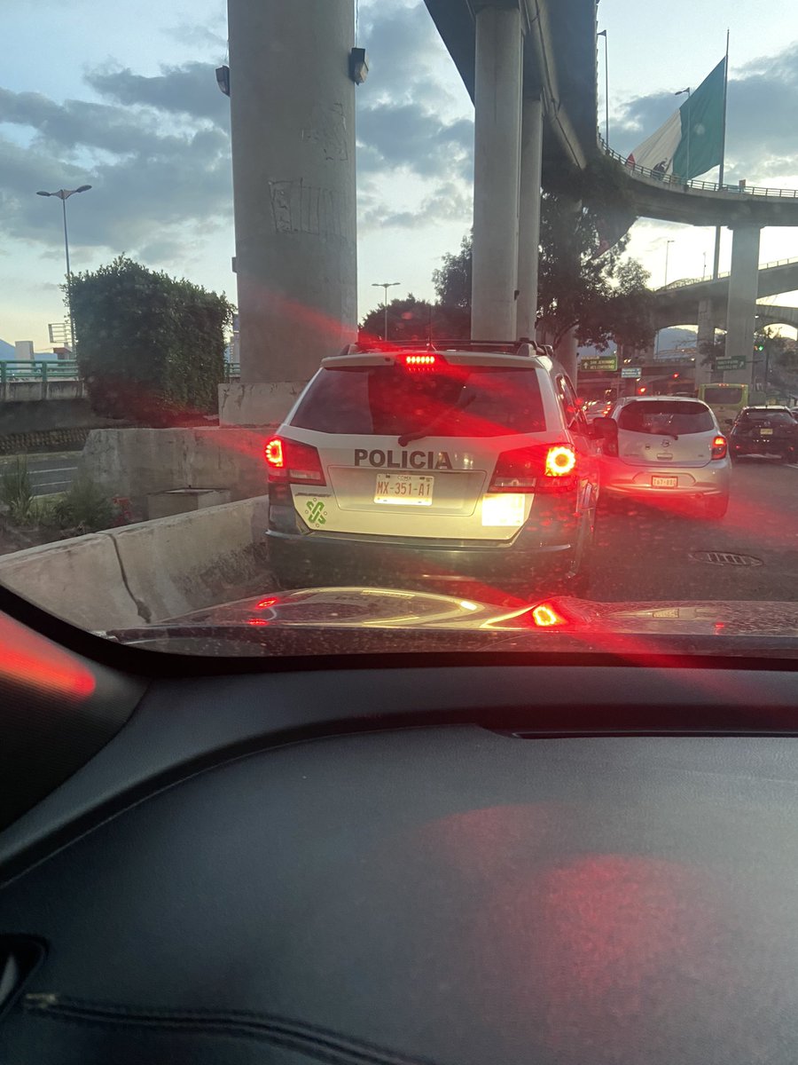 nayemadi's tweet photo. ¿La policía si puede usar el teléfono mientras conducen una patrulla? A quien se arroba en estos casos?? https://t.co/hFlUqlrhUH