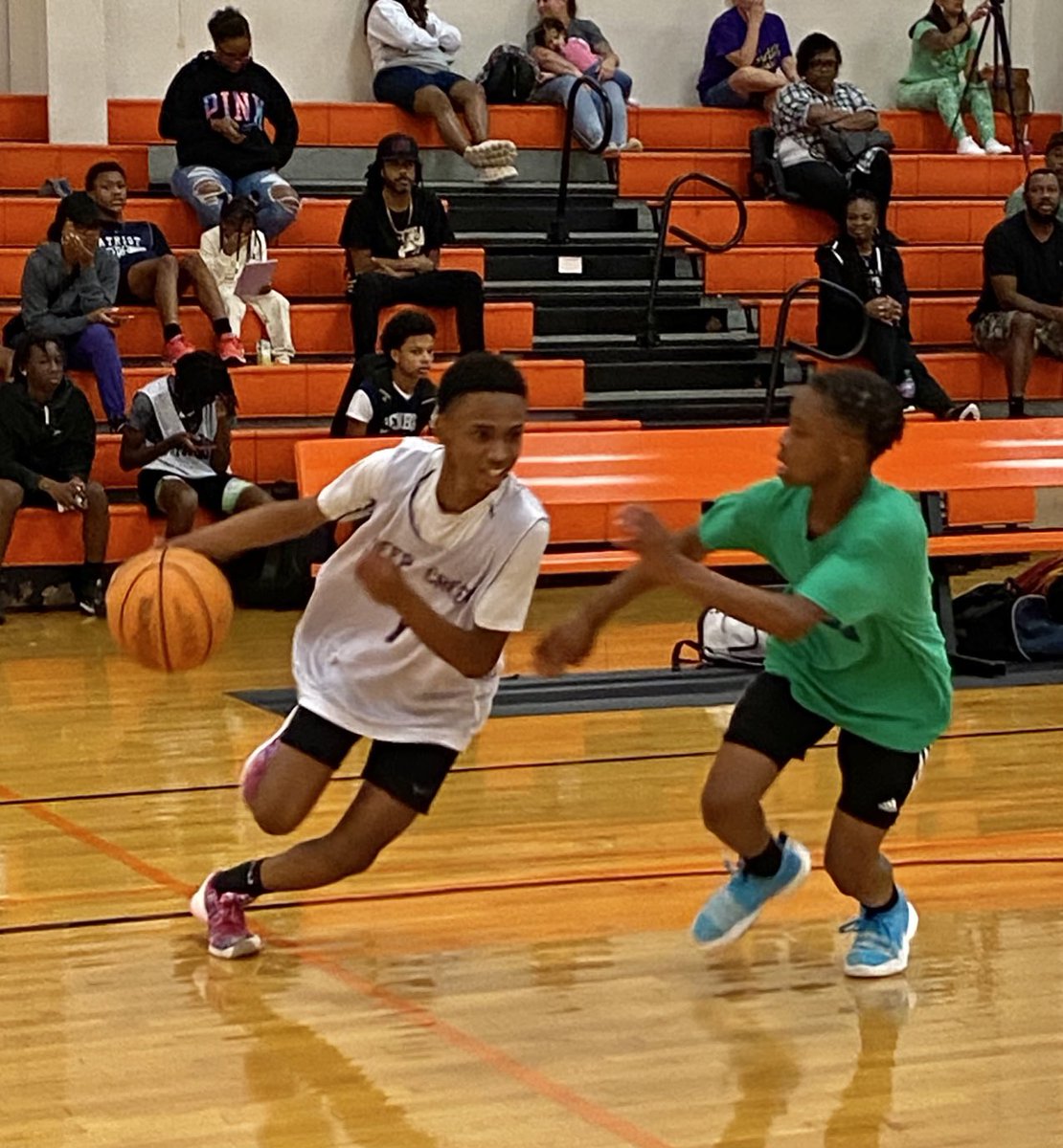 NorfolkKnights's tweet photo. Deep Creek 2026 Tyson Harper shows his explosive burst on this baseline drive. A transfer from Norfolk Collegiate back where he started and part of an exciting young group for the Hornets. #BigShots #BooWilliamsFallLeague @BigShotsToday @BigShotsGlobal https://t.co/sOHGQ6aXbo