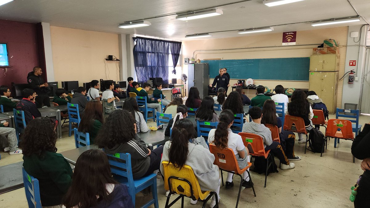 tor_irma41869's tweet photo. La @SSC_CDMX y autoridades educativas trabajando de la mano para inculcar en nuestros jóvenes la Cultura de la paz. @PabloVazC 👮🏻♀️🌪🥊 #RespetoyTolerancia #LaMejorPolicía #somosSSC #CampeonesDeVida https://t.co/tc38beiATm