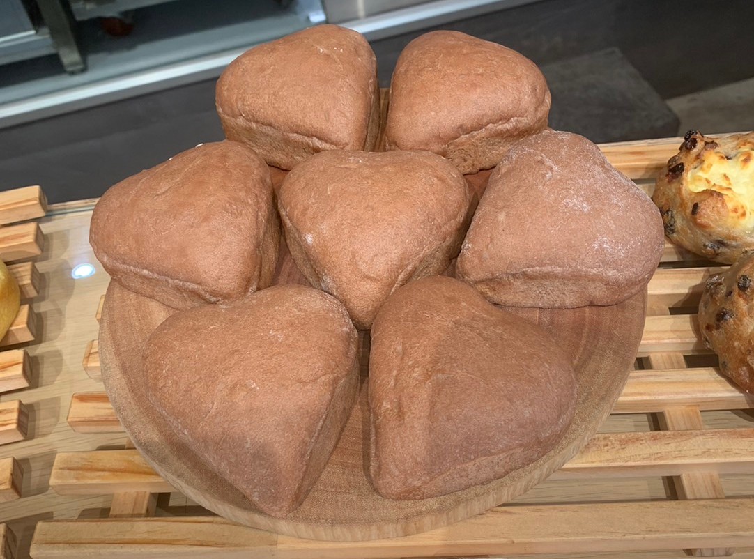 POST_BAKERY's tweet photo. こんにちは🐐POST BAKERYです📮📮
本日の半額クーポン対象商品はハートのちょこぱん🍫GooglePlayストアかAPPストアで【ヤギミルク】で検索🔎アプリをインストールして半額クーポンゲット❣️雨ですがたくさんのご来店お待ちしております♡☔  #POSTBAKERY https://t.co/lK9heavc4c
