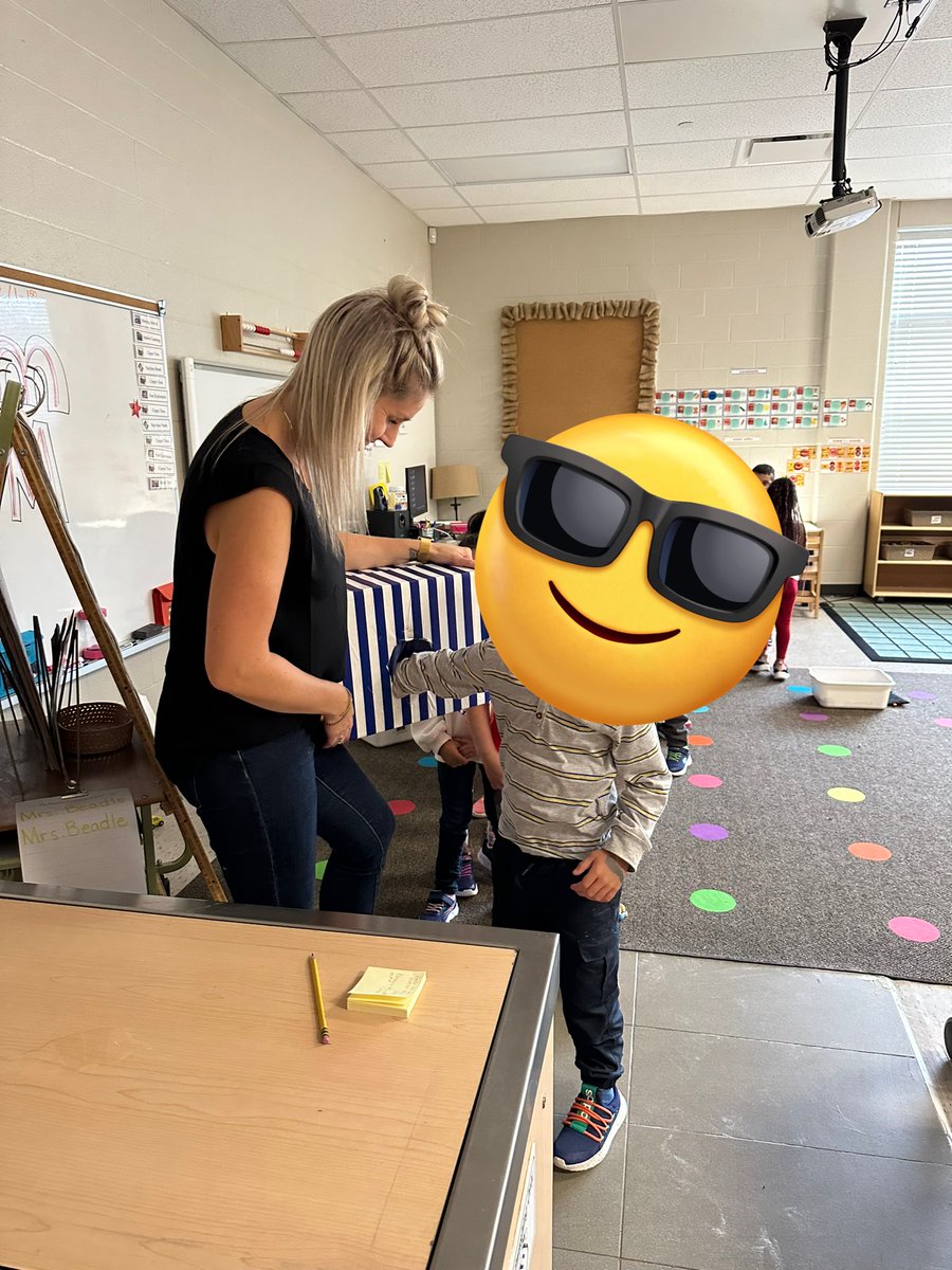 Today we introduced our class Mystery Box <a href="/SACTVDSB/">Sir Arthur Currie PS</a> Ss we’re VERY excited to listen to/lift/feel the item &amp; make predictions on what it might be.We talked about the importance of thinking about all clues having your guess reflect what you already know! @LisaPaiva6 <a href="/TVDSBKinder/">TVDSBKindergarten</a>