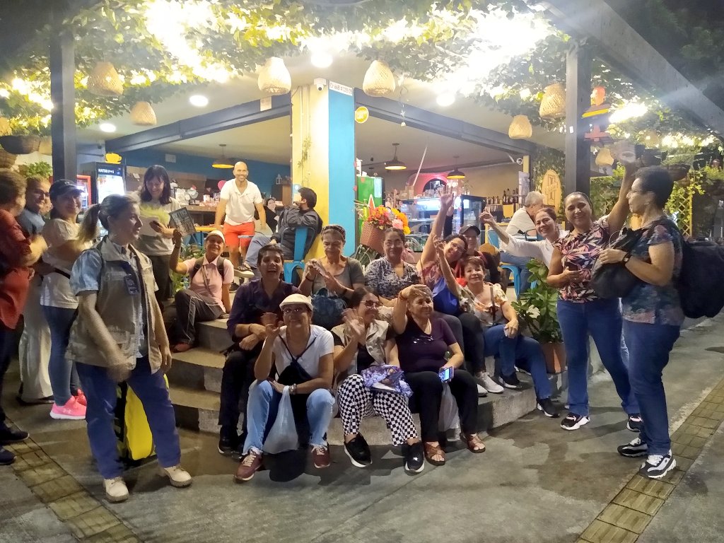 Algunos momentos de nuestro penúltimo recorrido urbano del año 🍞🥐🥓🥟🍦☕🍺 Gracias a "Sabores y Saberes de Belén", hoy conocimos sitios asombrosos para deleitar el paladar en el Nodo 1 de la Comuna 16 Belén. 
¡Animate pues para el próximo! 
#gastronomía #Belén #Medellín