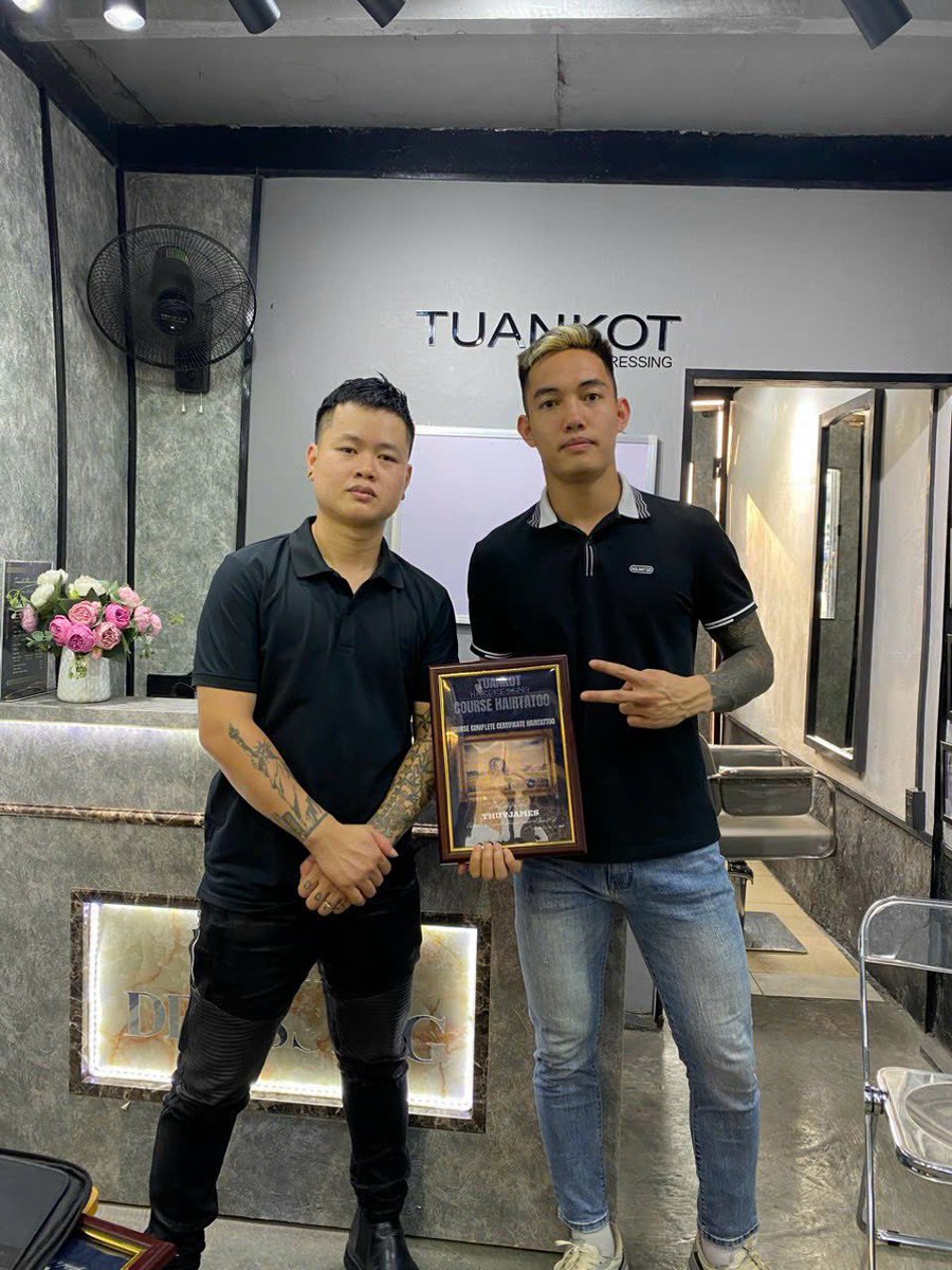 Minhu59050991's tweet photo. Xuân Thuỷ-th��y james tại barber shop Sơn Tây hà nội ai có dịp qua ông chủ cho bú gái thì chichj trai thì bú😂 https://t.co/oeX4Hy1plR