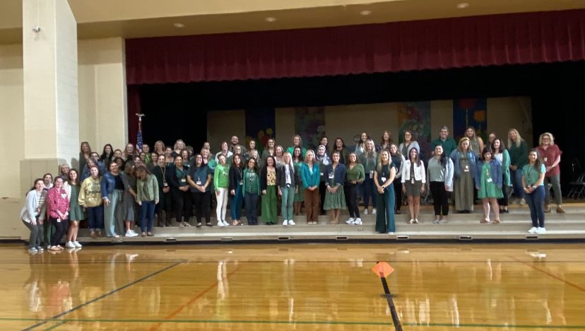 Today MES wore green as a symbol of inclusivity, unity, and solidarity as part of the  #SandyHookpromise 💚#StartWithHelloWeek @MsAmodeoAP @marlborosd