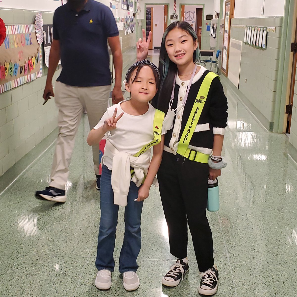 LaurenDeMarinis's tweet photo. Safety Patrol is ready for Meet the Teacher Night! These kids are role models for safe, respectful and responsible behavior! They are also funny, smart and SO excited to help out tonight! @A_RiveraNY @aaasafetypatrol  #communityservice #kidshelping https://t.co/dLElK7agrE