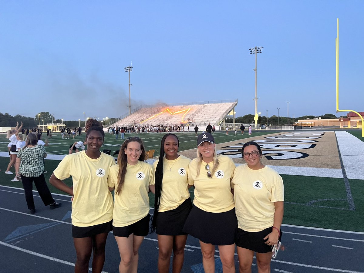 Blessed with the BEST staff to work alongside with. #TEAM #betonyourself #queens <a href="/_tiyannaaa/">Ty Johnson 👑</a> @DeJanaeG <a href="/_JessicaAguilar/">Jessica Aguilar</a>