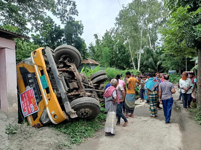 মির্জাপুরে প্রাথমিকের বইসহ ট্রাক উল্টে গেল পুকুরে