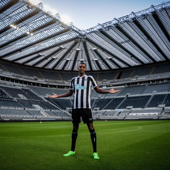 Isak_NUFC's tweet photo. Wishing Alexander Isak a very happy 24th birthday! 🥳🎉

Have a good one, Alex! 🇸🇪⚫️⚪️ #NUFC https://t.co/vgJSGVxIfB