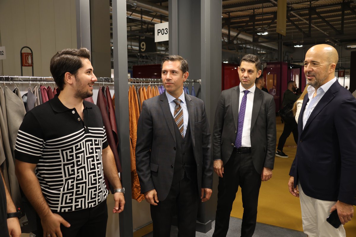 Milano Başkonsolosu Sn. Mehmet Özöktem, Ticaret Müşavirleri Sn. Ahmet Çetinkayış, Sn. Ozan Murat Ergan, Sn. Kadir Eser ve İDMİB Başkan Yardımcısı Oğuz İnner ile Micam Milano ve Lineapelle Fuarı’na katılım sağlayan firmalarımızı ziyaret ettik.

#Leather #Deri #LineapelleFuarı