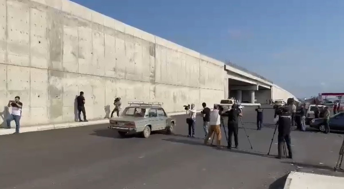 simralbagirov's tweet photo. Kiməsə yer çatmayıb manatlıqla gəlib. https://t.co/ITzuaQtHc7