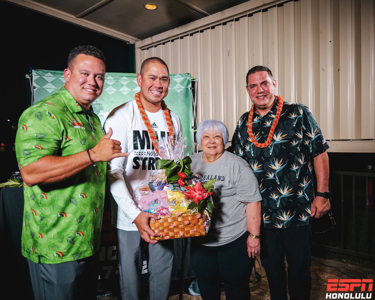 ESPNHonolulu's tweet photo. Wednesdays at Ruby Tuesday Hawaii >>>
Mahalo for tuning in and showing up for The Timmy Chang Show!!
#ESPNhonolulu #TimmyChangShow #HawaiiFB #LionsDen #GoBows https://t.co/CORwPlyfxD