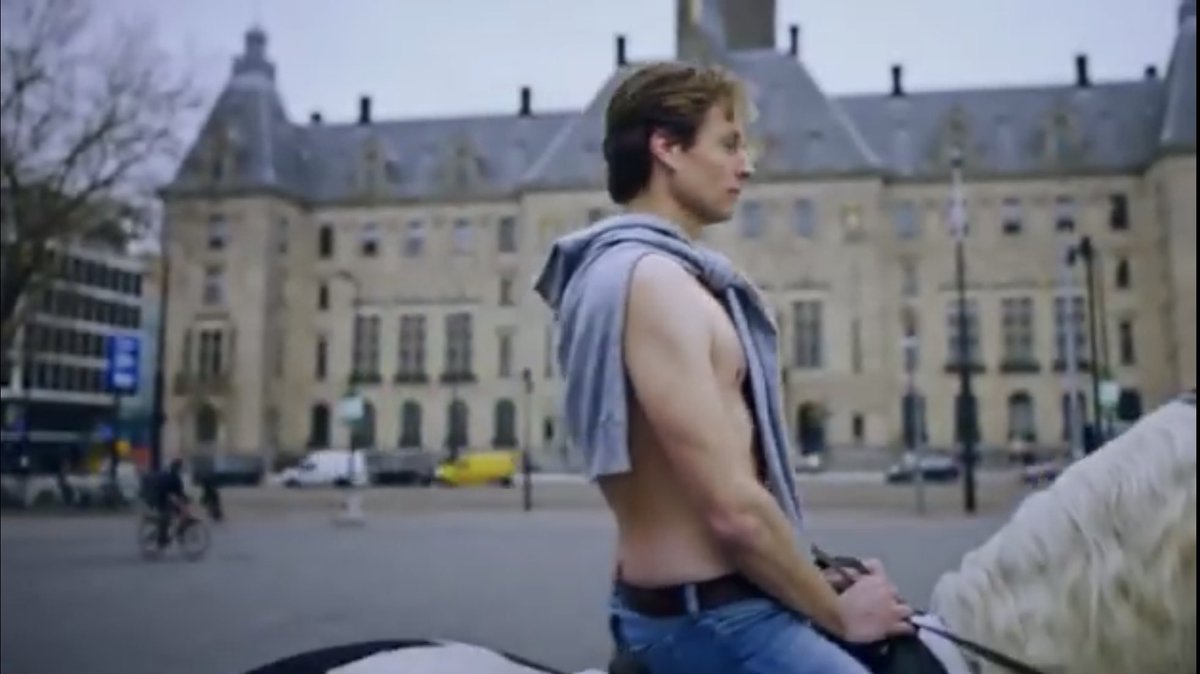 Verborgen agenda van wethouder <a href="/vincentkar/">Vincent Karremans</a> in discussie over #parkeergarages centrum #Rotterdam ??? Zou hij ze willen ombouwen tot #stallen ?  😉 😉<a href="/College010/">B en W Rotterdam</a> 
Beeld: <a href="/VVDRotterdam/">De Rotterdamse VVD</a>