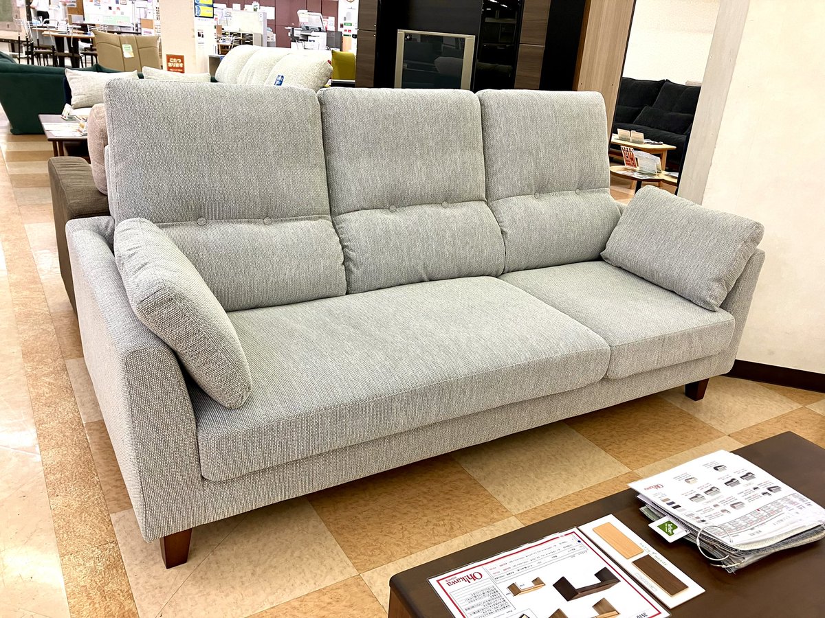 ohkawa_kagu's tweet photo. 【宇都宮店】
新作ソファが入荷しました✨
NDstyleの《Bolero》
生地にはテフロン撥水加工を施し、アイロンで熱を加えると撥水効果が復活します。😳スゴイ
別売スツールと組み合わせるとカウチタイプにも。
2人掛けサイズもありますよ☺️
#大川家具 #家具 #NDstyle #ソファ https://t.co/5baBDVGgLY