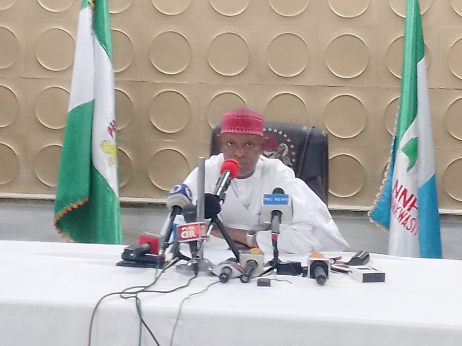 Yomofon's tweet photo. Gwamna Abba Kabir Yusuf a wani Watsa Labarai na Musamman, ya bukaci al’ummar Kano da su kwantar da hankalinsu, ya kuma sha alwashin kalubalantar hukuncin da kotun sauraron kararrakin zaben gwamna ta yanke a kotun daukaka kara. https://t.co/v8cELT3ddx