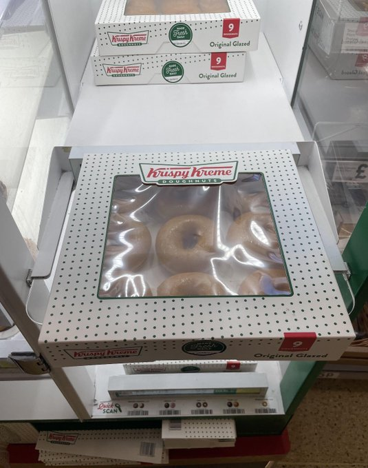 WallStreetMav's tweet photo. Inflation? What inflation? 🚨🔥🔥

Krispy Kreme’s 9 Pack down from 12 Pack at higher price. Shrinkflation.

They thought we wouldn't notice. 
We noticed. 😡 https://t.co/9N0XrXRE3u