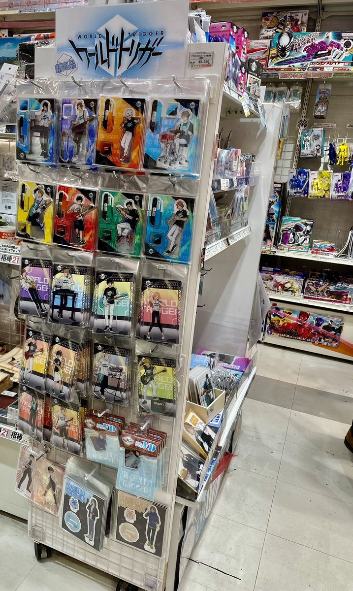 tv_asahi_shop's tweet photo. ⚔️#ワールドトリガー⚔️
#テレアサショップ 東京駅店で
大人気の #EMOCA 販売中!
場面写真を使用したSNS風デザインのクリアカード📸
絵柄は全30種!
1パックにカード3枚入りです✨
ほかにも #ワートリ グッズ多数お取り扱いございます💁
#テレ朝ショップ #エモカ https://t.co/gqWNRPkCHq