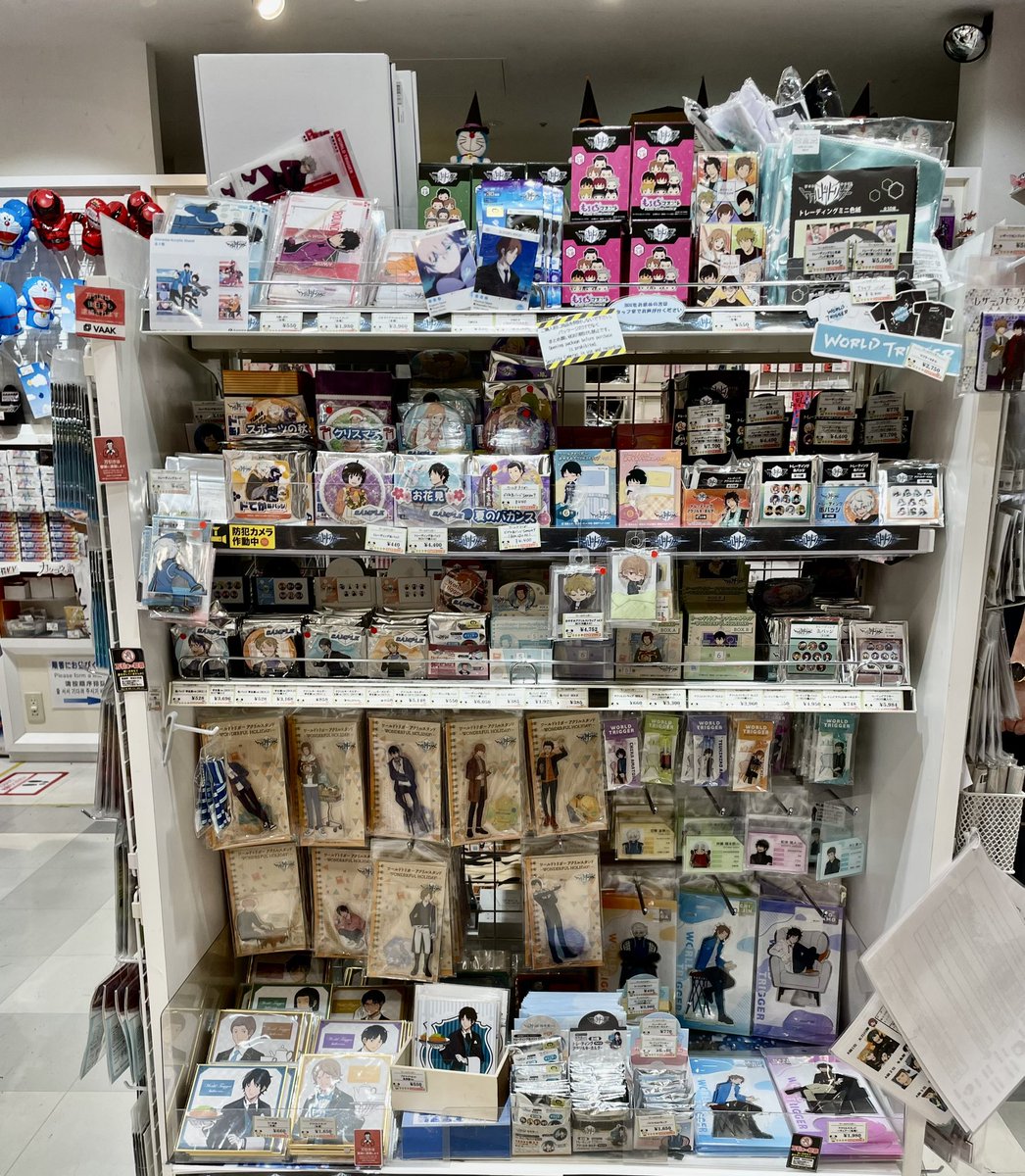 tv_asahi_shop's tweet photo. ⚔️#ワールドトリガー⚔️
#テレアサショップ 東京駅店で
大人気の #EMOCA 販売中!
場面写真を使用したSNS風デザインのクリアカード📸
絵柄は全30種!
1パックにカード3枚入りです✨
ほかにも #ワートリ グッズ多数お取り扱いございます💁
#テレ朝ショップ #エモカ https://t.co/gqWNRPkCHq