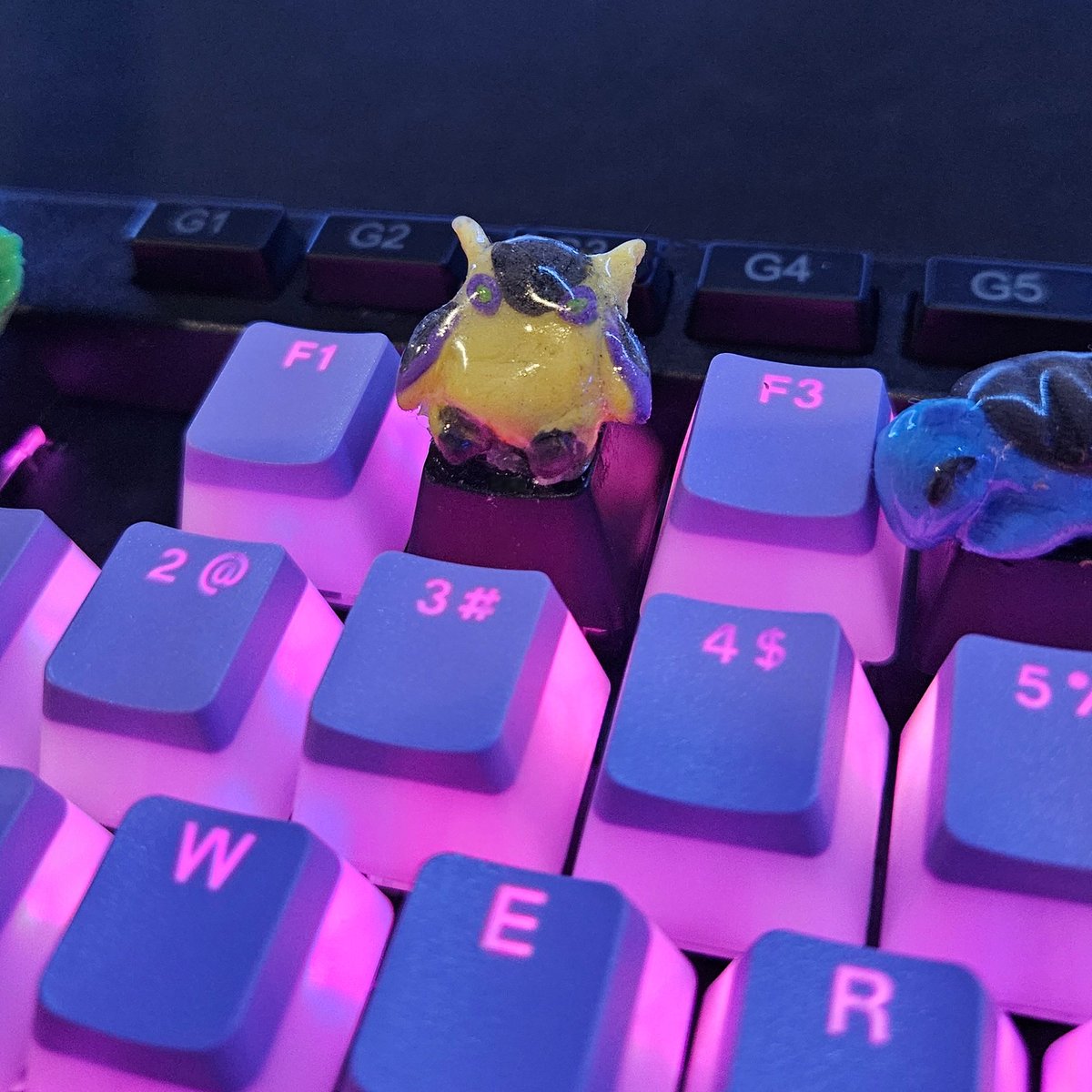 Curmhi's tweet photo. Gekko @VALORANT theme keyboard ๐คฉ but what if... we make each number section an agent ability ๐ถโ๐ซ๏ธ?
Wingman | Riot gun buddy - please? ๐ | Mosh
#VALORANTๅ้ #VALORANT #VALORANTใใฌใณใๅ้ #VALORANTChampions #ValorantArt #valorantsetup #VALORANTfanart #valorantclips #valo https://t.co/fdRK05eTcX