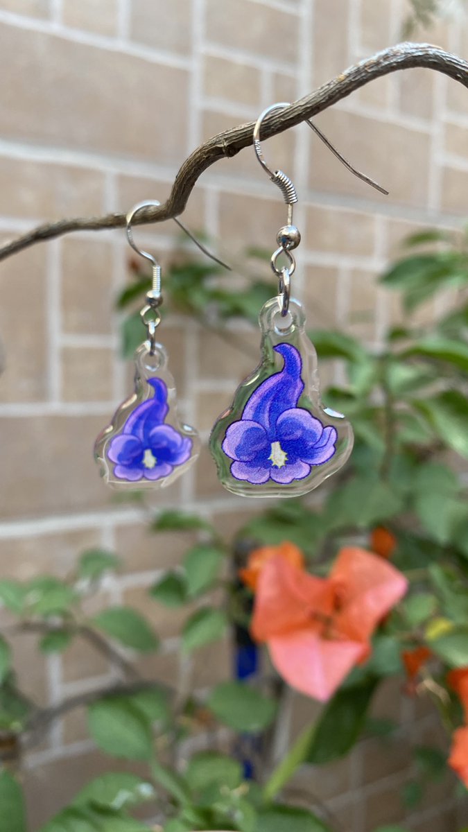 mangakats's tweet photo. @VograceCharms Oh my god 🥹✨ yes please!! I love them and I need to make more of these: https://t.co/5RnkClt6dv