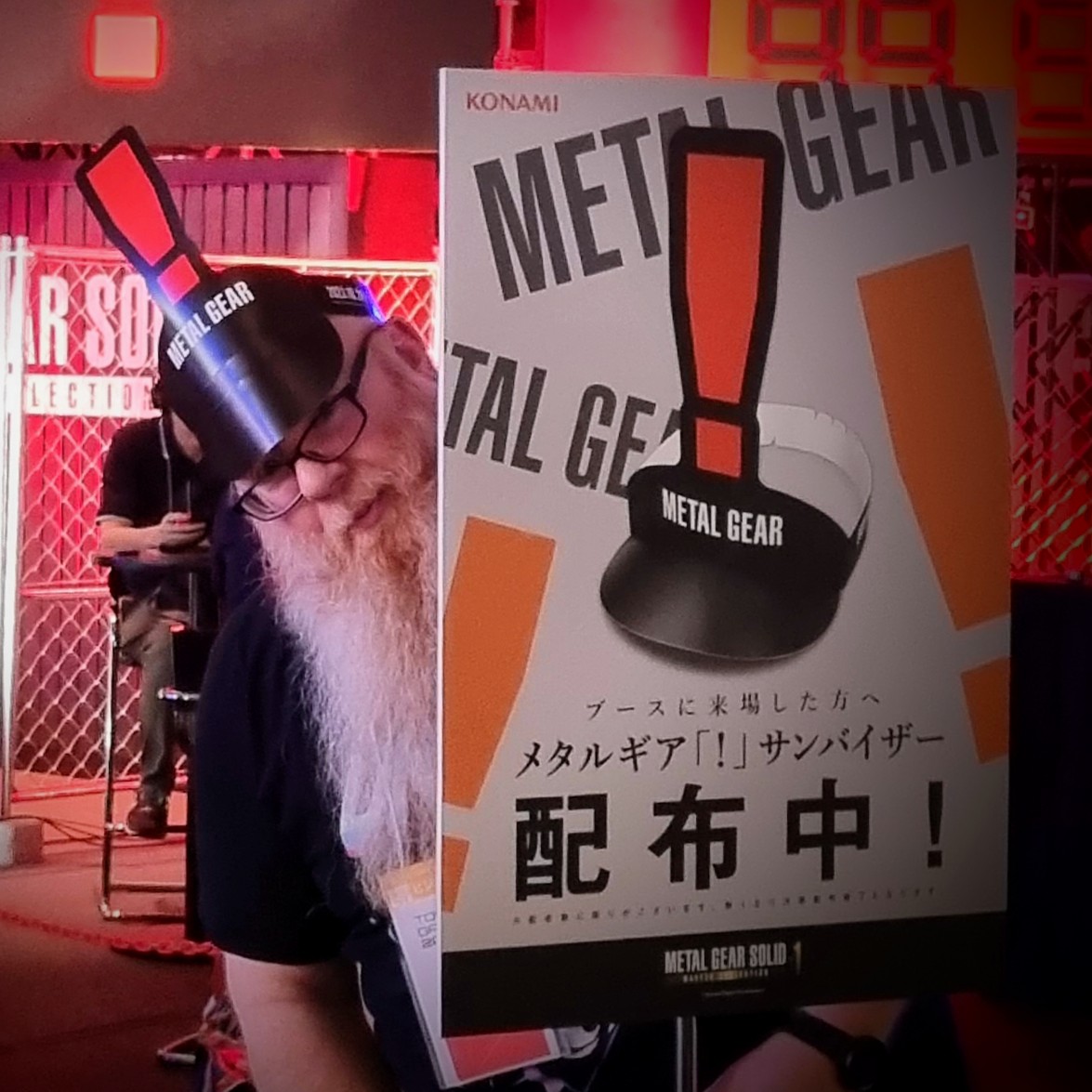 DerBlitz's tweet image. kann sich kaum vorstellen, noch 'nen besseren Werbeartikel als diesen für die "#MGS Master Collection" auf der #TGS2023 zu finden... und ähnliches dachte sich wohl auch dieser (natürlich...) überaus höfliche Japaner, als er ebenfalls um ein Foto bat?! 😹#DerBlitzunterwegs #Japan