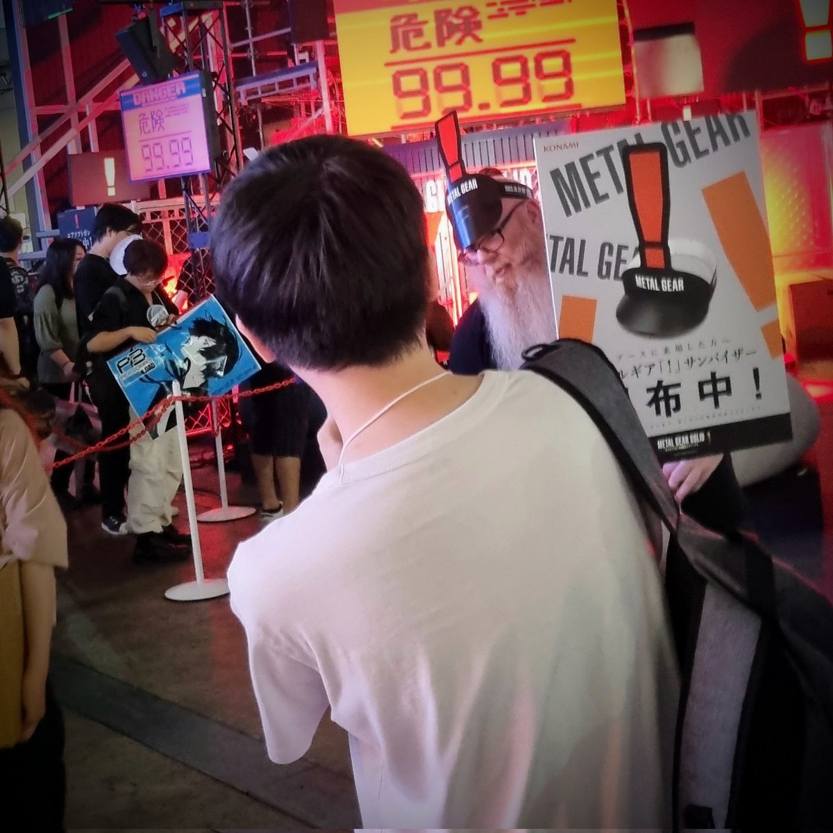 DerBlitz's tweet image. kann sich kaum vorstellen, noch 'nen besseren Werbeartikel als diesen für die "#MGS Master Collection" auf der #TGS2023 zu finden... und ähnliches dachte sich wohl auch dieser (natürlich...) überaus höfliche Japaner, als er ebenfalls um ein Foto bat?! 😹#DerBlitzunterwegs #Japan