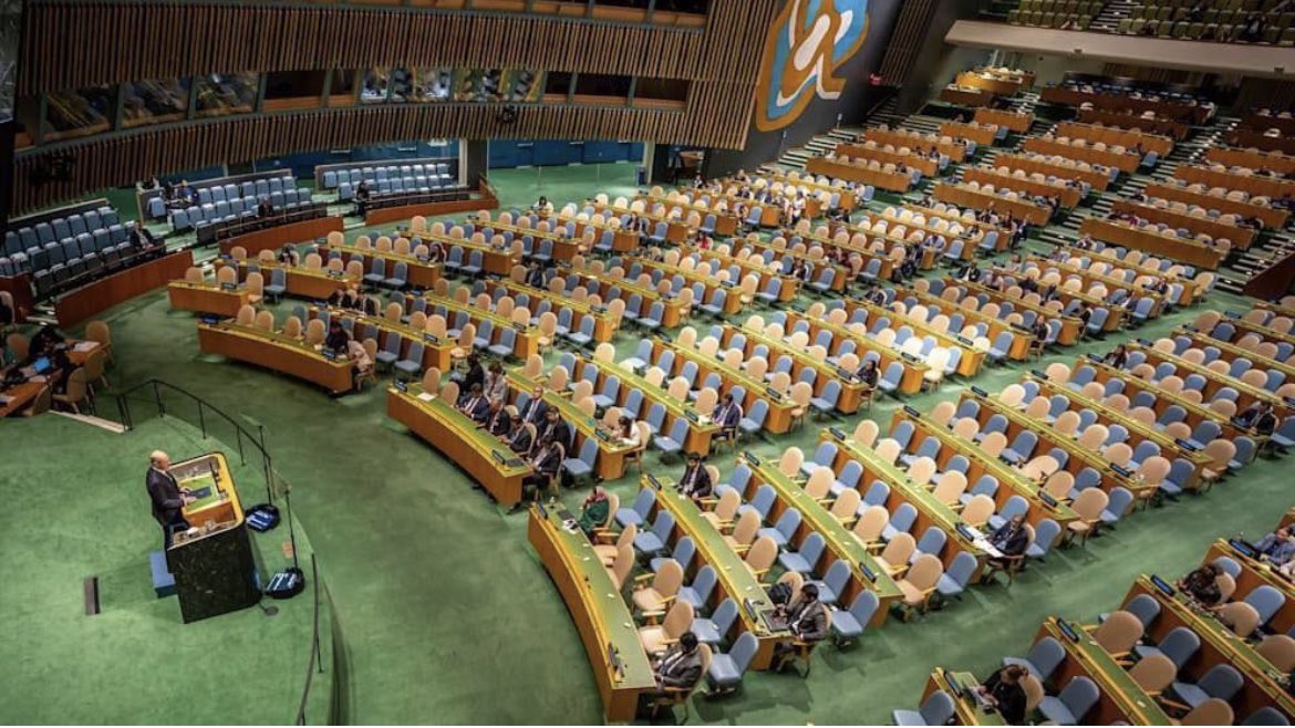 Deutschland ist das Gespött der Welt- oder nicht mal mehr das? Irrelevant. Einfach bedeutungslos. Unser Bundeskanzler reist mit einem halben Regierungsflieger voll nach New York #UNGA – und keine Sau interessiert sich, was er zu sagen hat. Das ganze Elend in einem Bild: