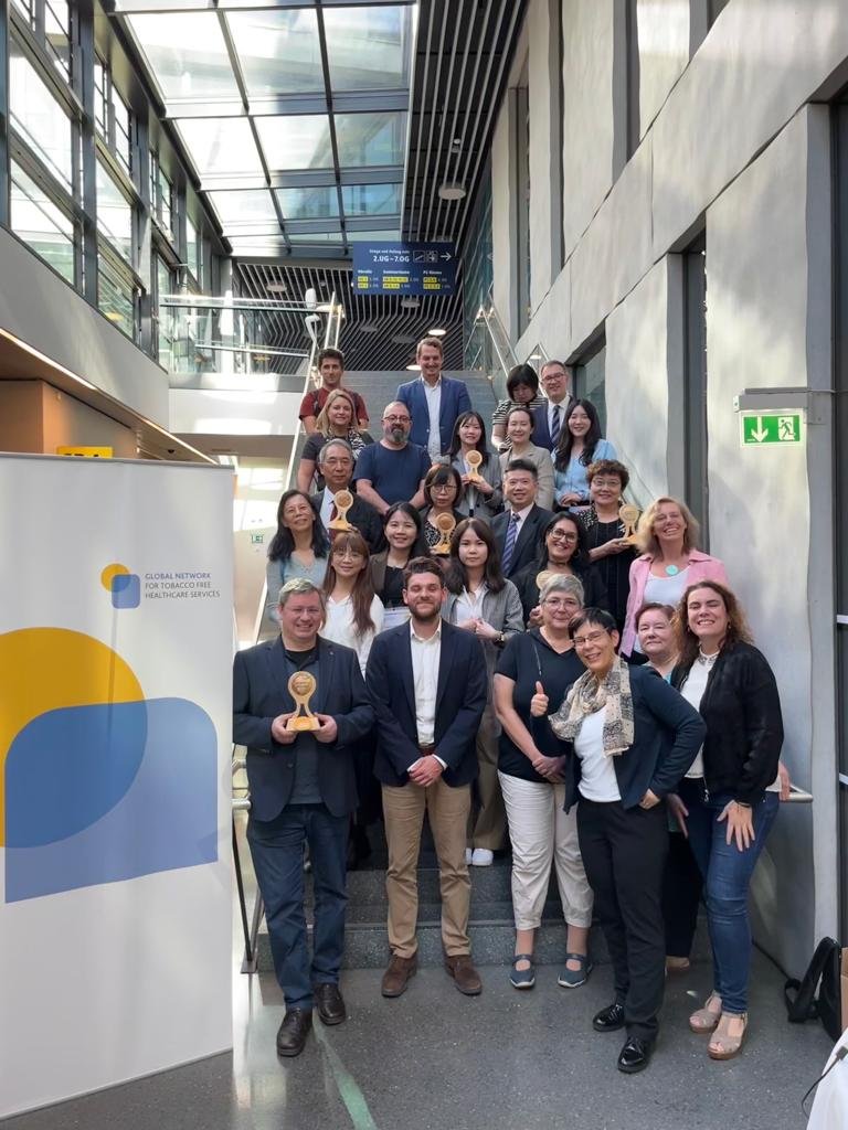 Xarxa Catalana d'Hospitals sense Fum (@xarxachsf) on Twitter photo <a href="/LauraAntonG/">Laura</a> <a href="/TobControlUnit/">Tobacco Control Unit (ICO-IDIBELL)</a> <a href="/ICO_oncologia/">Institut Català d'Oncologia</a> <a href="/idibell_cat/">IDIBELL</a> @CIBERES <a href="/StvFdz/">Esteve Fernández</a> <a href="/CrisMarMar/">Cristina Martinez</a> 🏵️Ahir va ser un gran dia a Viena! Dos hospitals catalans van renovar l'acreditació internacional nivell Or de la Global Network.
Enhorabona a tot l'equip d'Althaia i de l'Hospital Clínic per la seva perseverança amb el projecte sense fum! 🙌 <a href="/LauraAntonG/">Laura</a> <a href="/TobControlUnit/">Tobacco Control Unit (ICO-IDIBELL)</a> <a href="/ICO_oncologia/">Institut Català d'Oncologia</a> <a href="/idibell_cat/">IDIBELL</a> @CIBERES <a href="/StvFdz/">Esteve Fernández</a> <a href="/CrisMarMar/">Cristina Martinez</a> 🏵️Ahir va ser un gran dia a Viena! Dos hospitals catalans van renovar l'acreditació internacional nivell Or de la Global Network.
Enhorabona a tot l'equip d'Althaia i de l'Hospital Clínic per la seva perseverança amb el projecte sense fum! 🙌