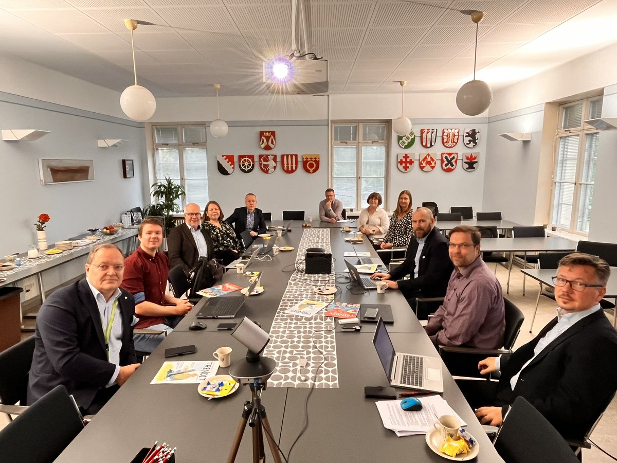 .<a href="/Tilastokeskus/">Tilastokeskus</a> maakuntavierailut jatkuvat. Tänään Joensuussa <a href="/pkliitto/">Pohjois-Karjala</a> ja <a href="/UniEastFinland/">University of Eastern Finland</a> ja muiden maakunnan toimijoiden juttusilla. 

Tiedon käyttäjien ja tuottajien välinen dialogi on olennainen osa onnistunutta tietojohtamista, toteaa <a href="/MarkusSovala/">Markus Sovala</a>.