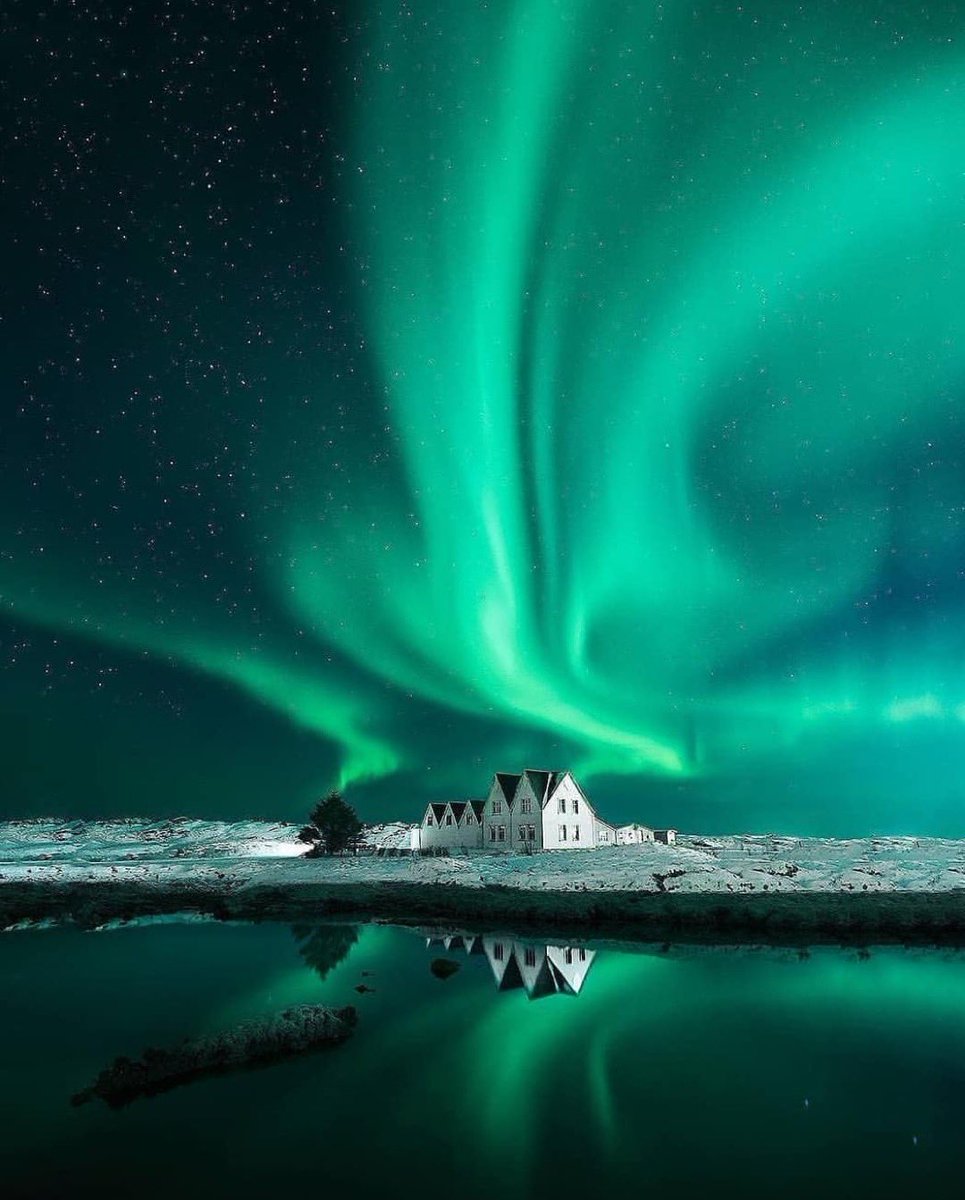 #OjosAlCielo

Momento mágico en #Islandia 🇮🇸 
#Auroraborealis #iceland #aurora 

Vía <a href="/arnark/">Arnar & Simona</a>