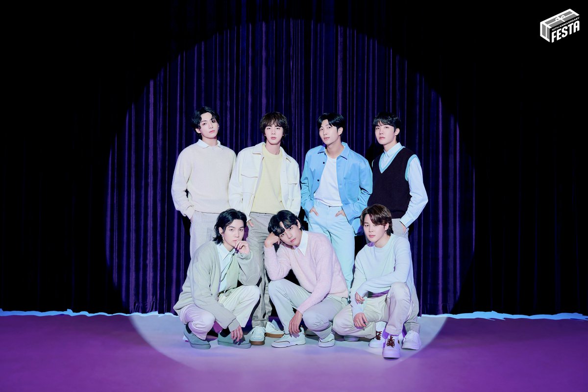 _candyclover's tweet photo. นักวิจัยจากบริษัทหลักทรัพย์ Daol คาดการณ์มูลค่าต่อสัญญาของ @BTS_twt ครั้งล่าสุดอาจมากกว่า ₩21,000 ล้าน (~฿568 ล้าน)
“ตอน #BTS ต่อสัญญาครั้งแรกในปี 2018 ค่าต่อสัญญามีมูลค่ารวมอยู่ที่ ₩7,000 ล้านวอน (~฿189.3 ล้าน) ต่อมาในปี 2020 (หลังจาก #BigHitEnt ประกาศ IPO) ปธ.บังชีฮยอก มอบหุ้นสามัญให้กับเมมเบอร์คนละ 68,385 หุ้น (มูลค่าหุ้น ณ ปัจจุบันตามจำนวนที่ถือครองอยู่ที่ราว ₩16,600 ล้าน) ดังนั้นหากพิจารณากรณีการต่อสัญญาครั้งก่อนหน้า มูลค่าการต่อสัญญาครั้งนี้อาจมากกว่า ₩21,000 ล้าน (₩3,000 ล้านในระยะเวลา 7 ปี)”
นอกจากนั้นยังวิเคราะห์ด้วยว่า หาก #BTS จะกลับมาทำงานครบทั้งวงตั้งแต่ช่วงกลางปี 2025 เป็นต้นไป เมมเบอร์ที่เหลือทั้ง 4 คนจะต้องรับราชการทหารภายในไตรมาสที่ 4 ของปีนี้ (2023) หรือไตรมาสที่ 1 ของปีหน้า (2024)
https://t.co/VX5LY7VEZ1