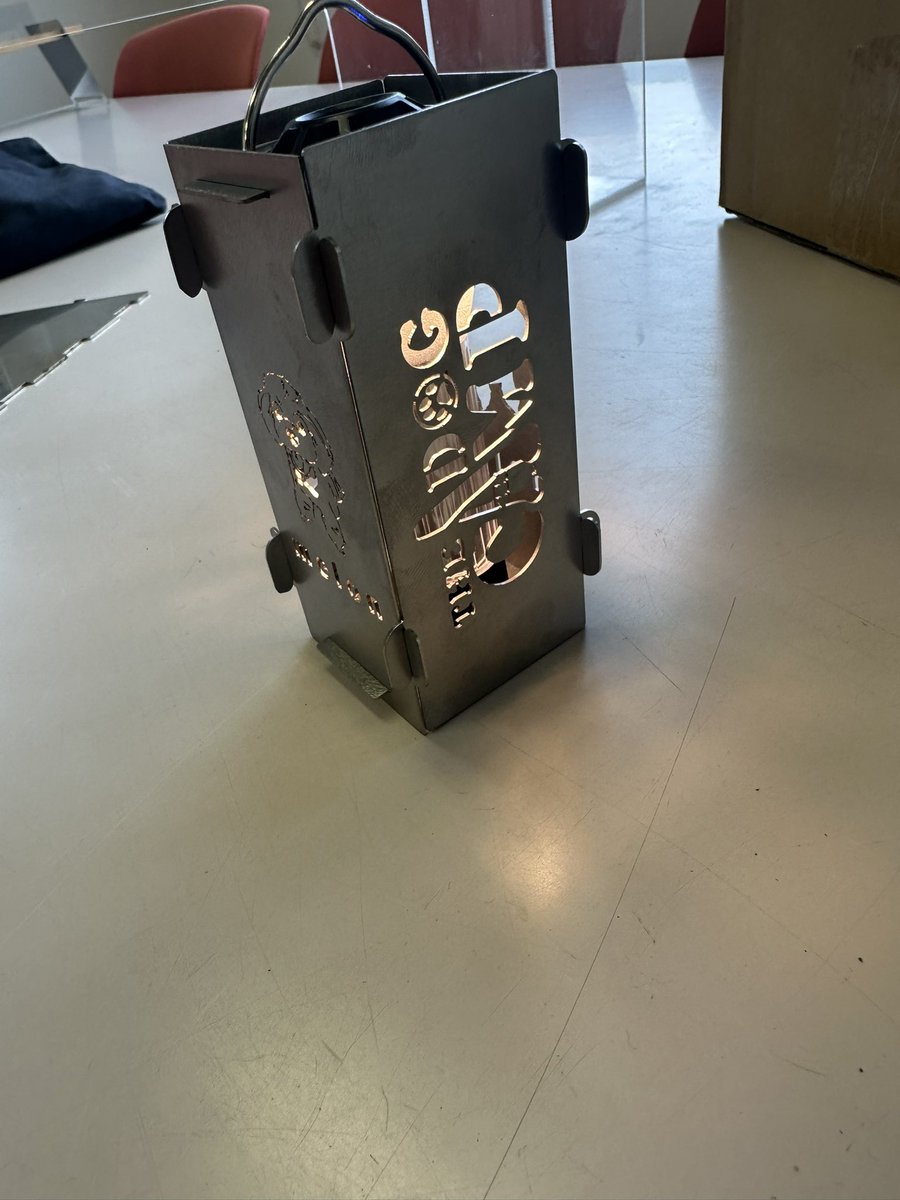 mikamimsayuki's tweet photo. ワンちゃん用の様々な製品を展開しているTHE DOG CAMP様から新規OEM依頼製品頂きました。
当社のゴールゼロランタンシェードをベースにご自身ののワンちゃんをイラスト化して透かしカットです。
世界に一つだけのランタンシェード製作できます😄

#アウトドア
#鉄工所
#AProduct https://t.co/gB2bPQaAxD