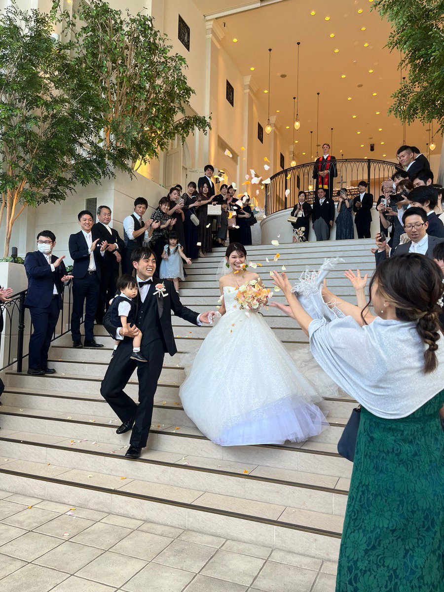 miika_ER's tweet photo. 先日は、無事結婚式が終わりました🤍🕊

皆さんのおかげで
最高に幸せな一日を過ごすことができ
本当に沢山嬉し涙をした日でもありました🥺
周りの皆さんのおかげで私はこうして幸せに過ごせているんだと改めて気づくこともできました。

まだまだ余韻が凄いですが、
本当にありがとうございました🥰 https://t.co/rqz1qtNURj
