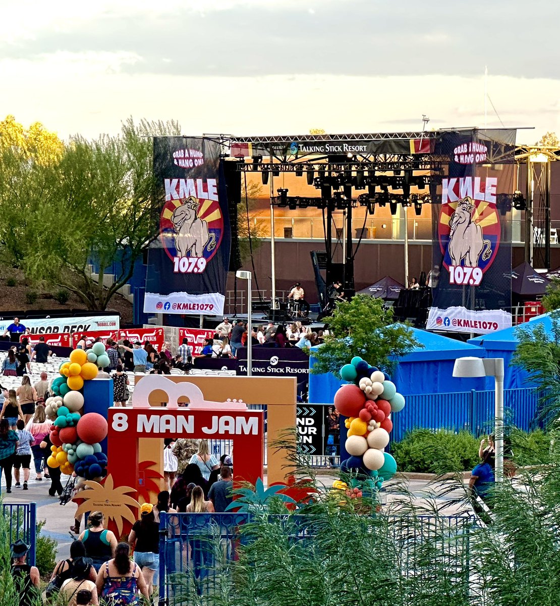 The_Q_Bee's tweet photo. Just the most perfect night …

#KMLE #8ManJam https://t.co/Gde3cAAri6
