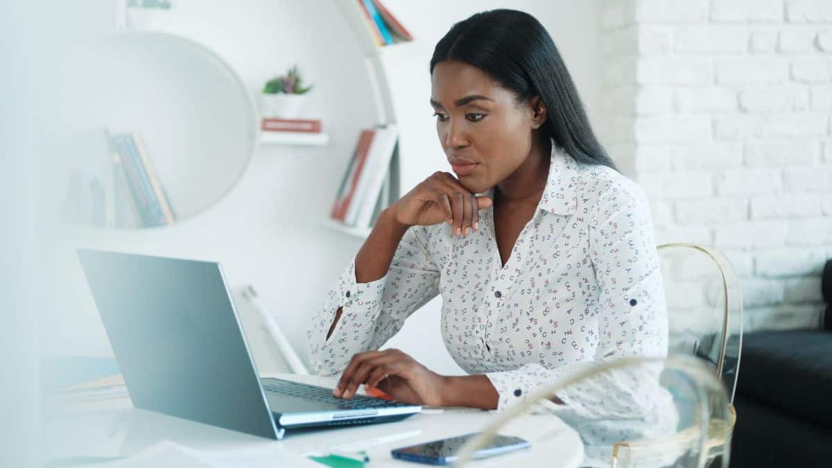 How To Be Productive at Work With These 11 Best Tips centsandpurpose.com/how-to-be-prod…