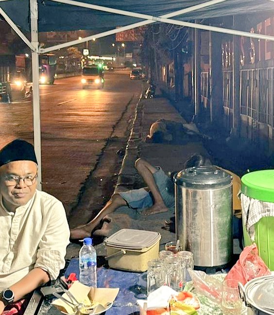 Paling enak tuh jadi rakyat jelata, ndak musti khawatir banyak hal. Beda dengan pejabat tinggi yang selalu dihantui ketakutan masa pensiunnya malah diringkus oleh mantan pesaing. Atau penuh rasa cemas bahwa anak keturunannya akan dibuli dan terasing.

Syahdan jabatan yang tinggi