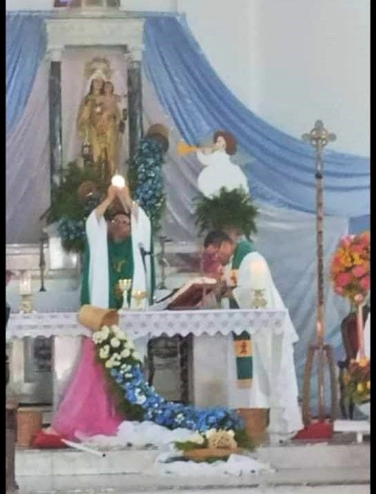 GuardianCatolic's tweet photo. ¿Milagro Eucarístico en Venezuela? Hostia se ilumina durante Consagración y llena de paz templo de #Higuerote. Habla sacerdote de la Diócesis de #Guarenas que presidió la Santa Misa - @aciprensa @InfoCatolica @rctv @Unionradionet - El Guardián Católico: https://t.co/VKBes8cPKn https://t.co/BTcn7DgpiH