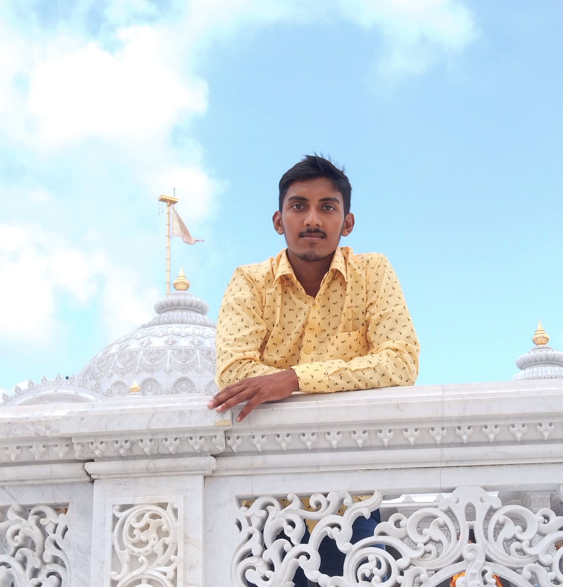 यदि प्रेम का मतलब सिर्फ पा लेना होता,
तो हर हृदय में राधा-कृष्ण का नाम नही होता।
     🙏Jai shree Radhe Krishna🙏